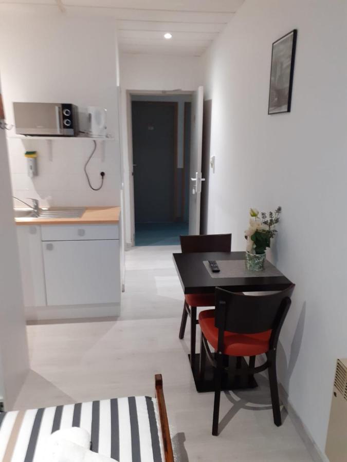Paris Par Trains, Area, Studios Avec Salle De Bain Et Kitchenette Privees, Ou, Chambres Avec Salles Bain Et Cuisines Communes Persan Exteriör bild