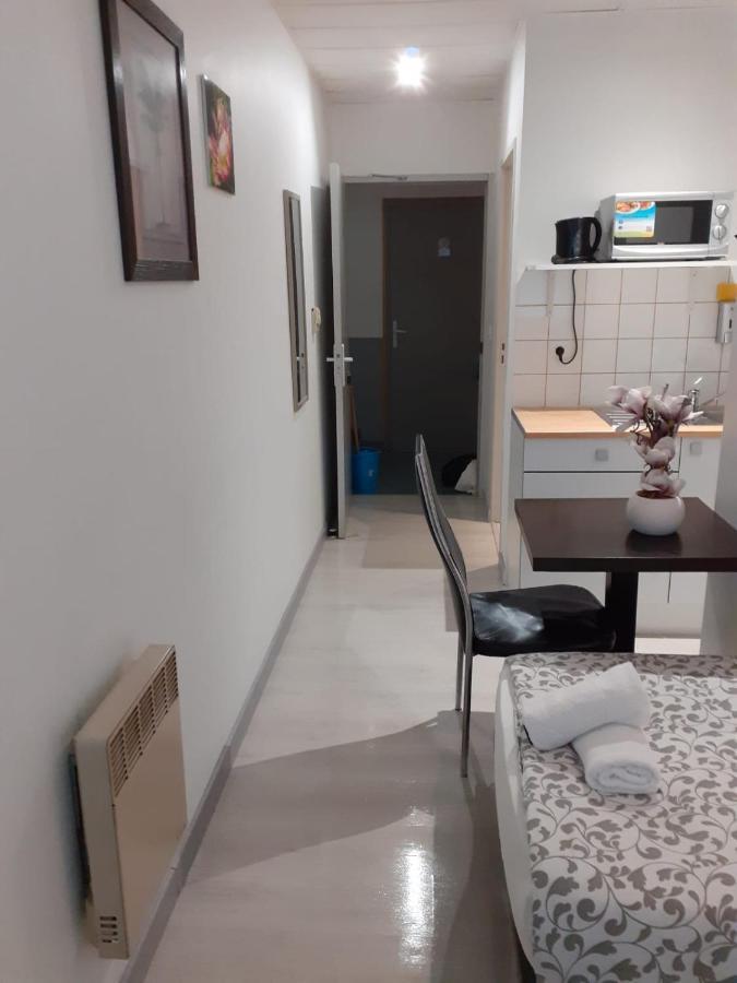 Paris Par Trains, Area, Studios Avec Salle De Bain Et Kitchenette Privees, Ou, Chambres Avec Salles Bain Et Cuisines Communes Persan Exteriör bild