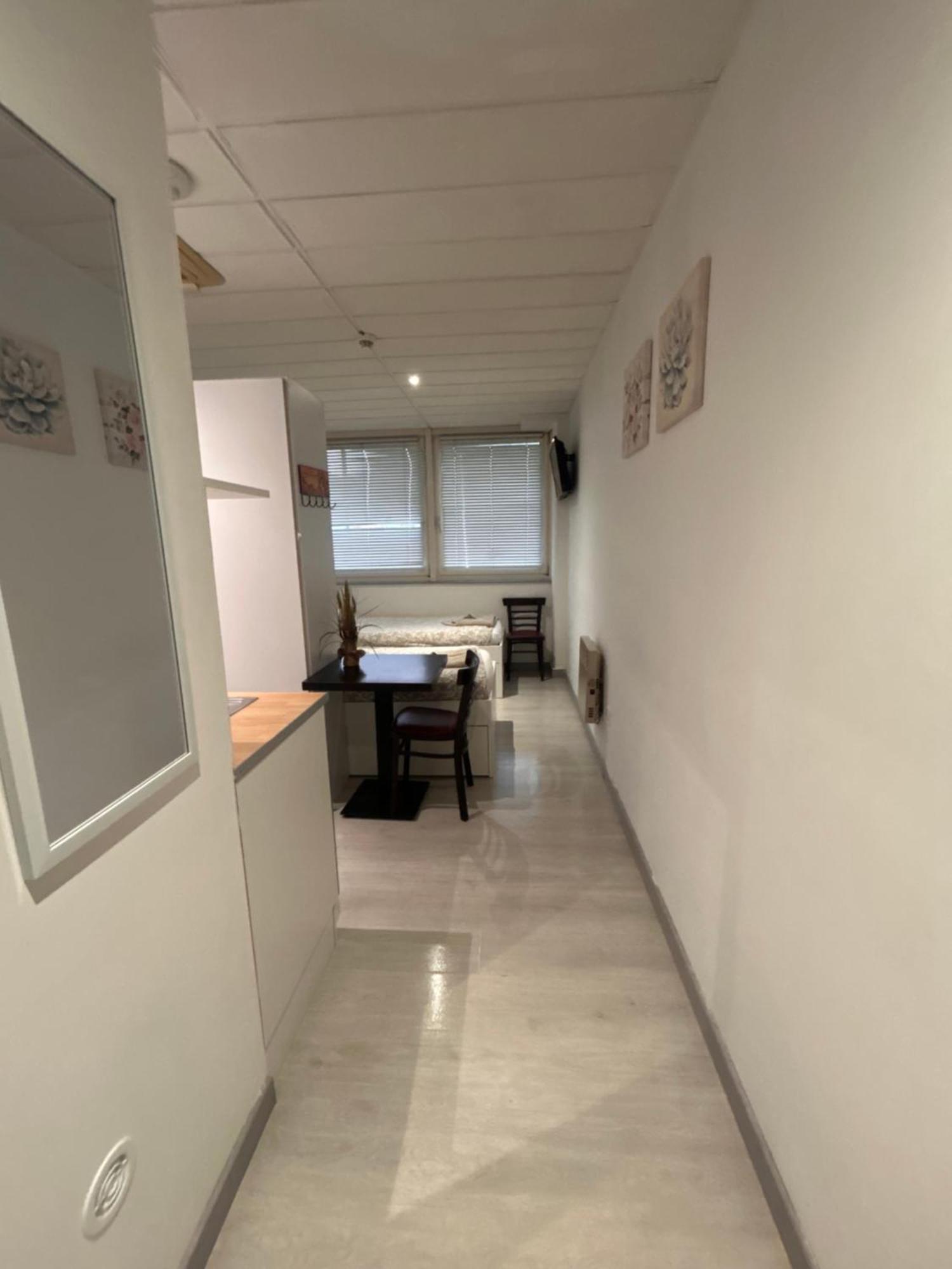 Paris Par Trains, Area, Studios Avec Salle De Bain Et Kitchenette Privees, Ou, Chambres Avec Salles Bain Et Cuisines Communes Persan Exteriör bild