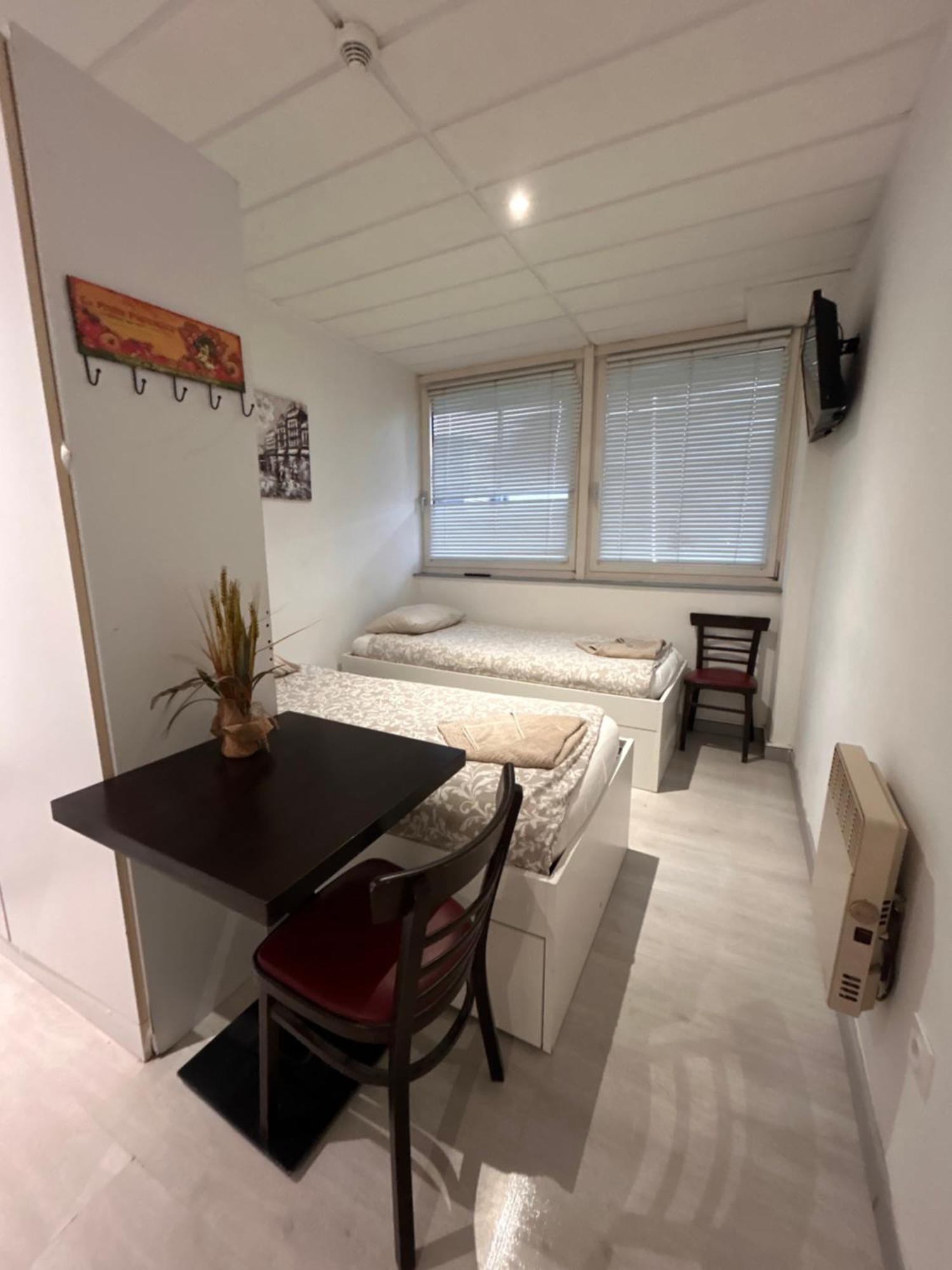 Paris Par Trains, Area, Studios Avec Salle De Bain Et Kitchenette Privees, Ou, Chambres Avec Salles Bain Et Cuisines Communes Persan Exteriör bild