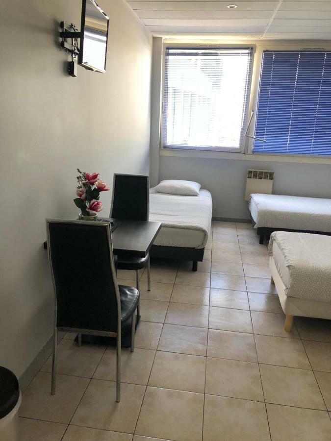 Paris Par Trains, Area, Studios Avec Salle De Bain Et Kitchenette Privees, Ou, Chambres Avec Salles Bain Et Cuisines Communes Persan Exteriör bild